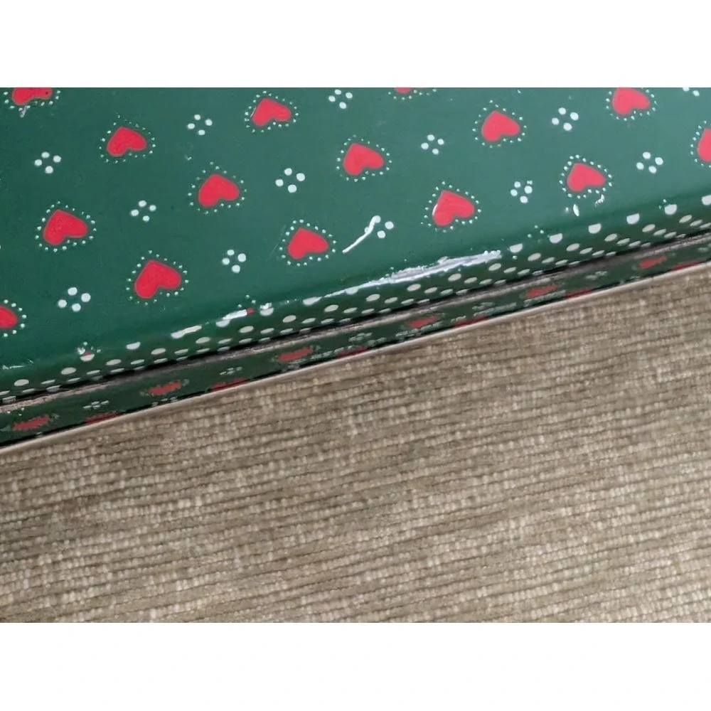 Dept 56‎ Tin w Lid, Christmas Green w Red Hearts Vintage, Made In Hong Kong